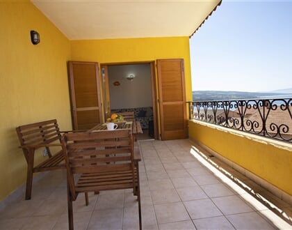 Terasa jednoho z apartmánů, Isola Rossa, Sardinie
