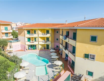 Pohled na residenci, Santa Teresa Gallura, Sardinie