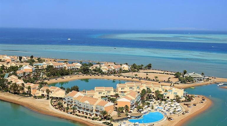 Hotel Mövenpick Resort Spa El Gouna: fotografie vybavení exteriérů a interiérů ubytování.