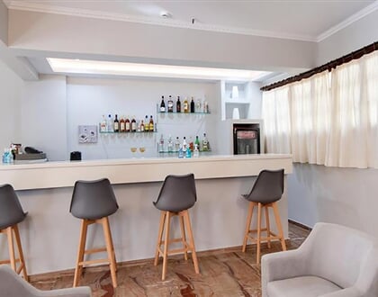 Hotel Nostos: fotografie vybavení exteriérů a interiérů ubytování.