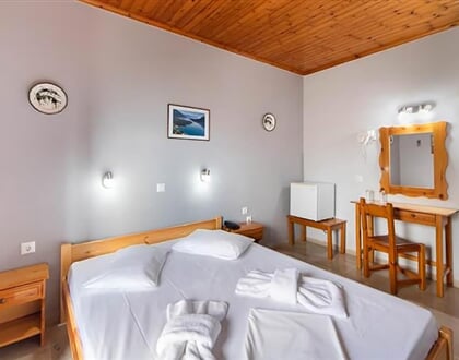 Hotel Nostos: fotografie vybavení exteriérů a interiérů ubytování.