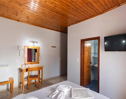 Hotel Nostos: fotografie vybavení exteriérů a interiérů ubytování.
