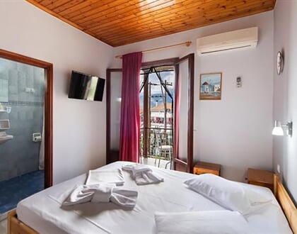 Hotel Nostos: fotografie vybavení exteriérů a interiérů ubytování.