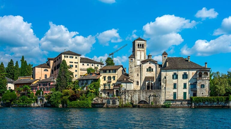 Ostrov San Giulio při plavbě lodí po jezeře Lago di Orta - poznávací zájezd do Itálie a Švýcarska
