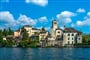 Ostrov San Giulio při plavbě lodí po jezeře Lago di Orta - poznávací zájezd do Itálie a Švýcarska