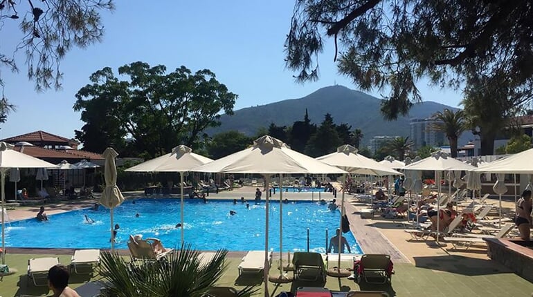 Hotel Aleksandar: fotografie vybavení exteriérů a interiérů ubytování.