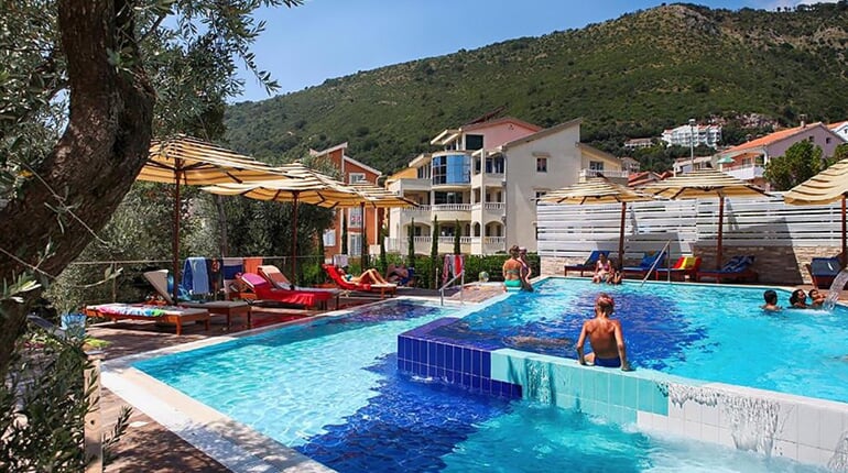 Hotel Castellastva: fotografie vybavení exteriérů a interiérů ubytování.