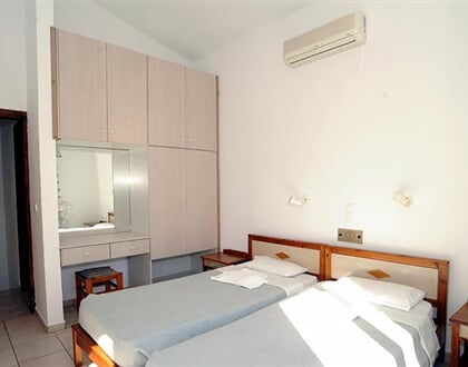 Aparthotel Evilion: fotografie vybavení exteriérů a interiérů ubytování.