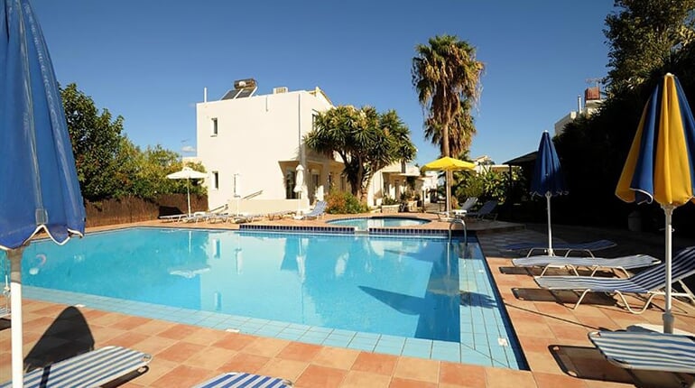 Aparthotel Evilion: fotografie vybavení exteriérů a interiérů ubytování.