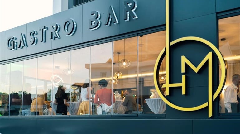 Hotel Millennium: fotografie vybavení exteriérů a interiérů ubytování.