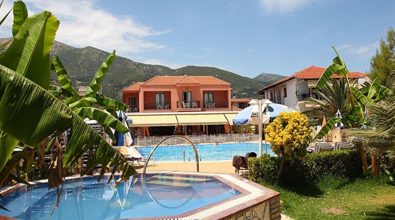 Hotel Athos: fotografie vybavení exteriérů a interiérů ubytování.