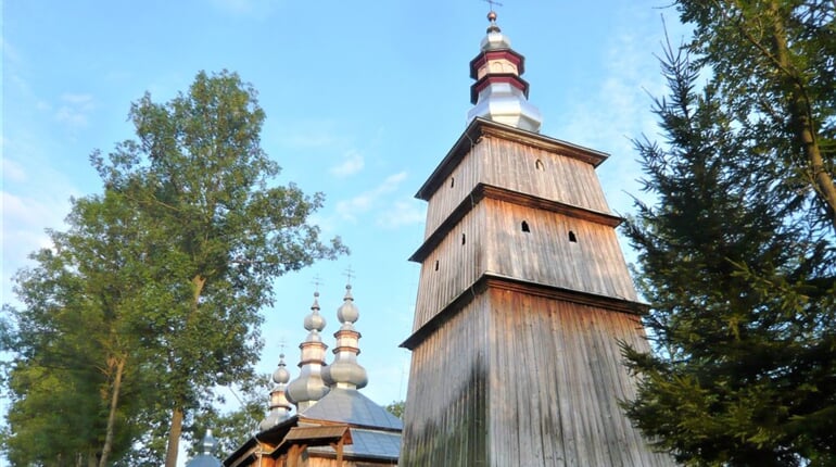 Zvonice-a-pravoslavný-kostel-v-obci-Turzańsk-1024x768