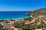 Letecký pohled na hotel a pláž, Villasimius, Sardinie