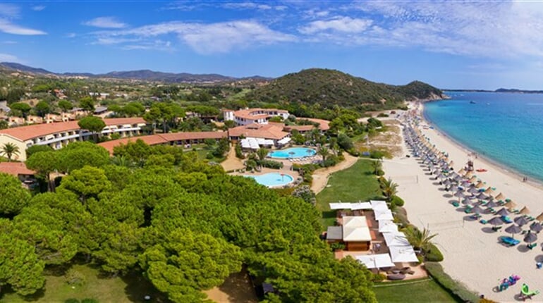 Letecký pohled na resort, Villasimius, Sardinie