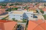 Pohled na residenci z dronu, Orosei, Sardinie