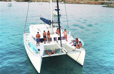 Katamarán Lagoon 400 - Nusa (s posádkou)