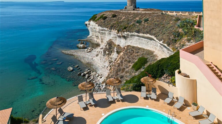Pohled od bazénu, Santa Caterina di Pittunuri, Sardinie