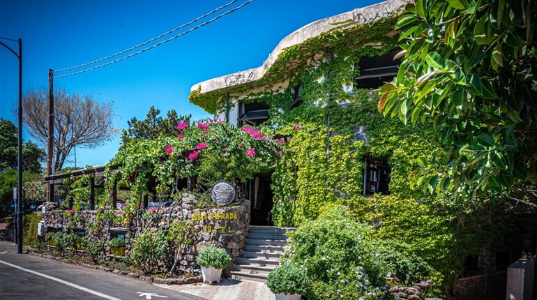 Pohled z venku na hotel, Cala Gonone, Sardinie