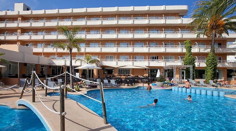 Hotel JS Alcudi Mar: fotografie vybavení exteriérů a interiérů ubytování.