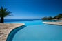 Přelivový bazén u pláže, Santa Margherita di Pula, Sardinie