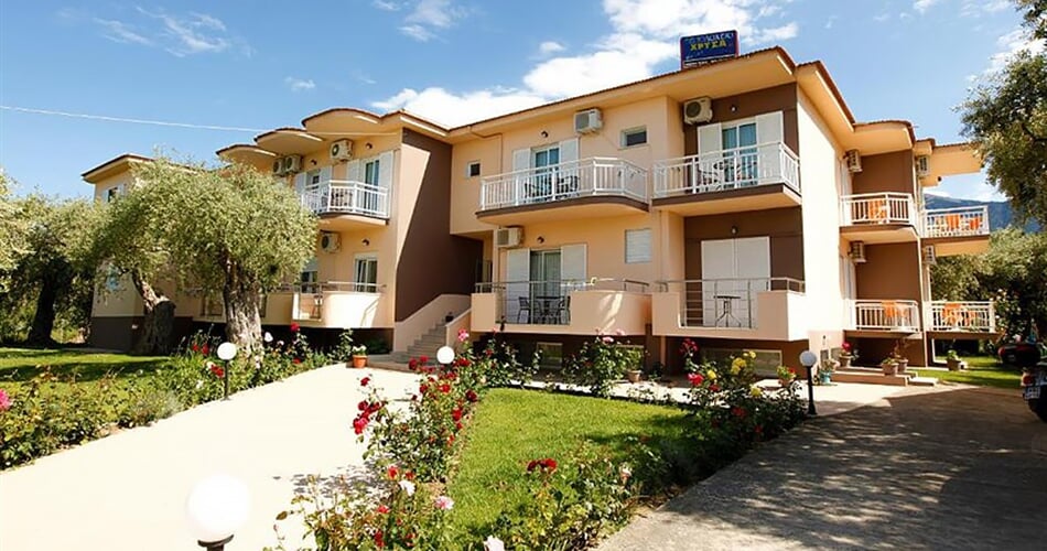 Hotel Chrisa: fotografie vybavení exteriérů a interiérů ubytování.