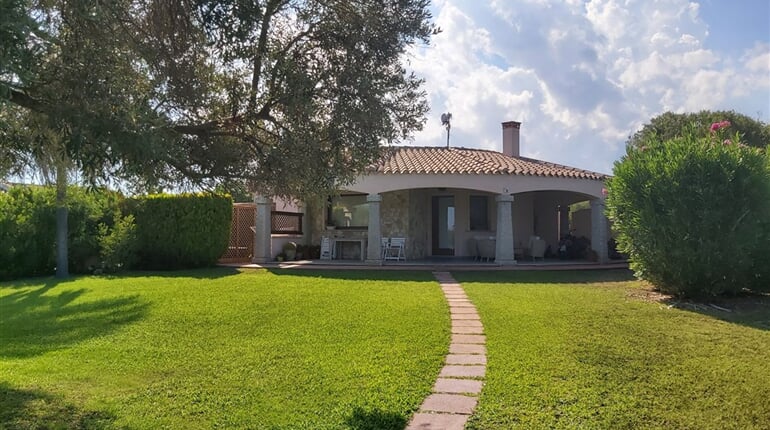 Jedna z vilek, Costa Rei, Sardinie