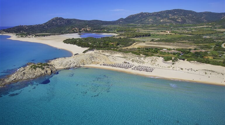 Pláž - letecký pohled, Chia, Sardinie