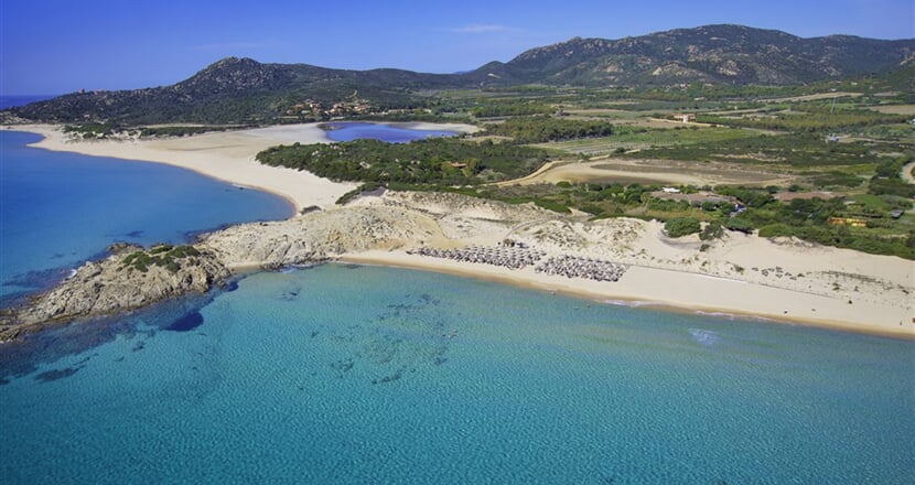 Pláž - letecký pohled, Chia, Sardinie