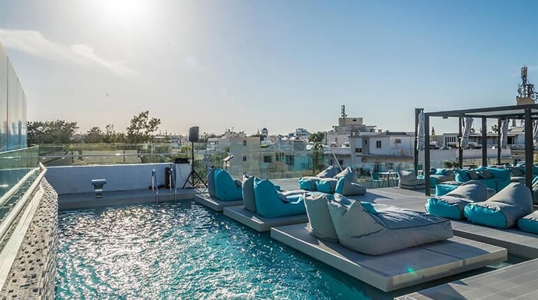 Hotel Maritina: fotografie vybavení exteriérů a interiérů ubytování.