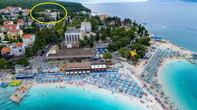Slaven Annex - vpředu hotel Slaven, v pozadí pavilony Slaven - Crikvenica - Selce - 101 CK Zemek - Chorvatsko