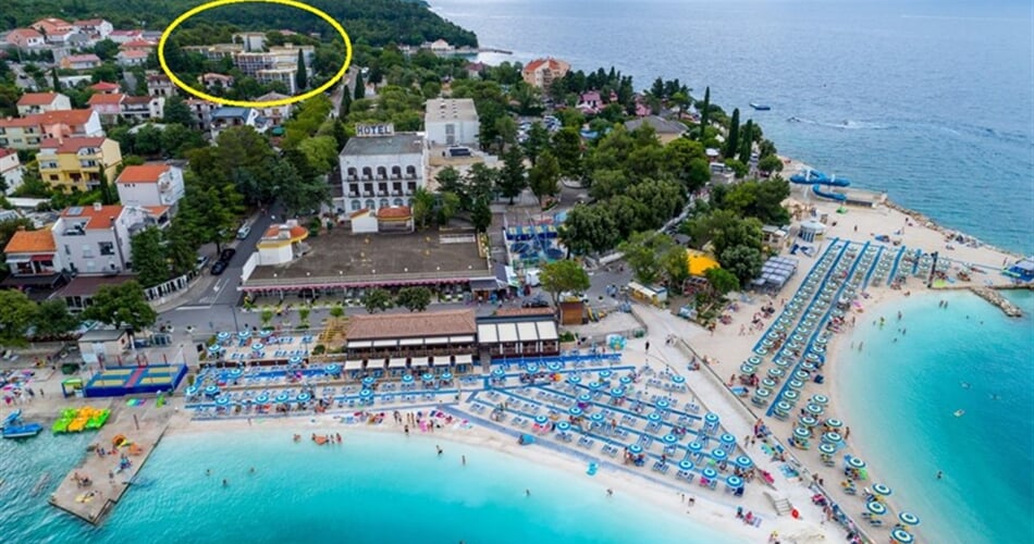 Slaven Annex - vpředu hotel Slaven, v pozadí pavilony Slaven - Crikvenica - Selce - 101 CK Zemek - Chorvatsko