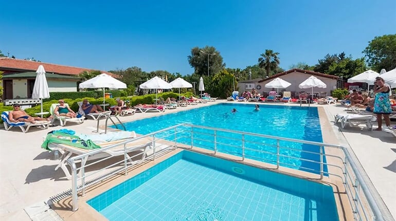 Hotel Altinkum Beach: fotografie vybavení exteriérů a interiérů ubytování.