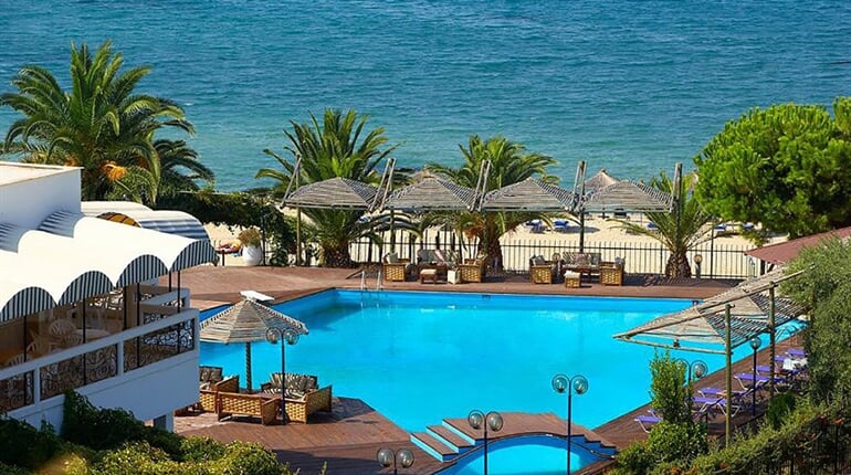 Hotel Kamari Beach Thassos: fotografie vybavení exteriérů a interiérů ubytování.