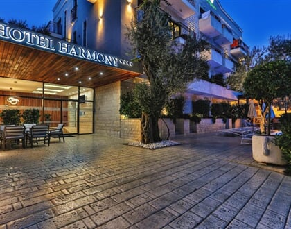 Hotel Harmony: fotografie vybavení exteriérů a interiérů ubytování.
