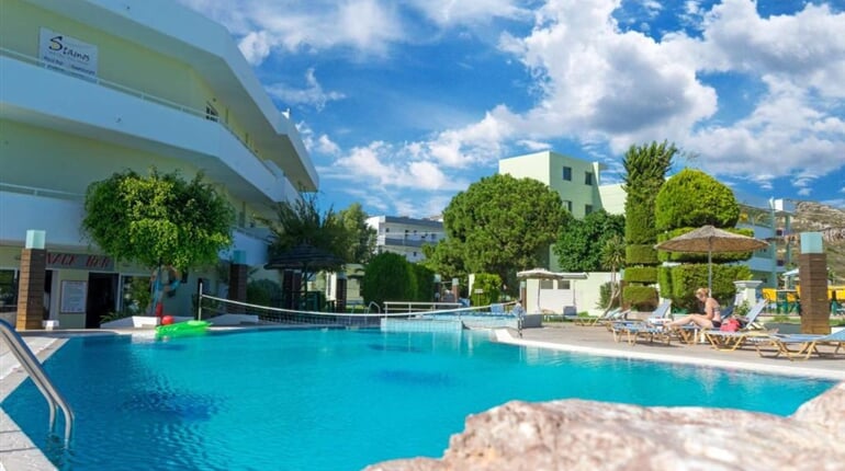 Hotel Stamos: fotografie vybavení exteriérů a interiérů ubytování.