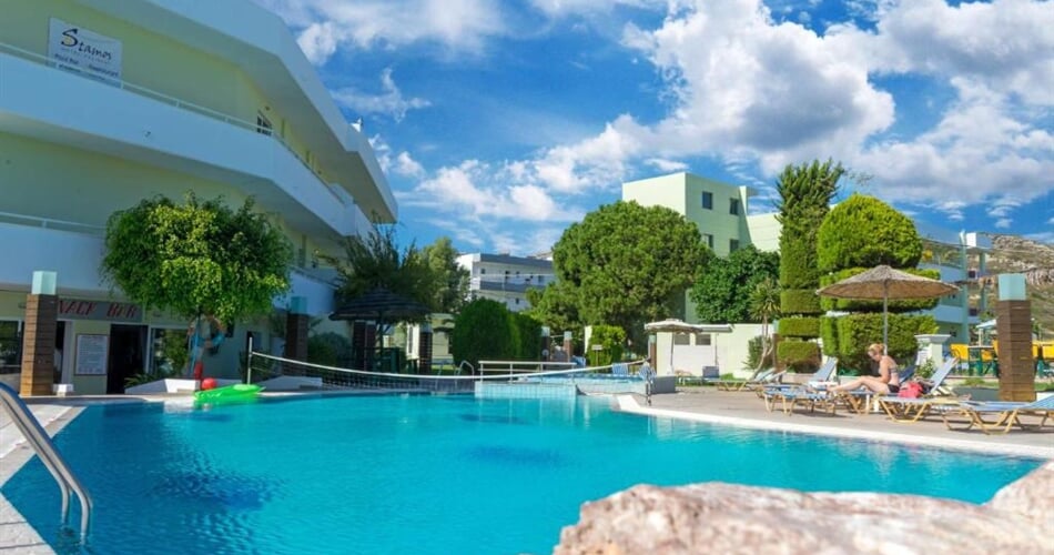 Hotel Stamos: fotografie vybavení exteriérů a interiérů ubytování.