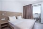 Hotel Stamos: fotografie vybavení exteriérů a interiérů ubytování.