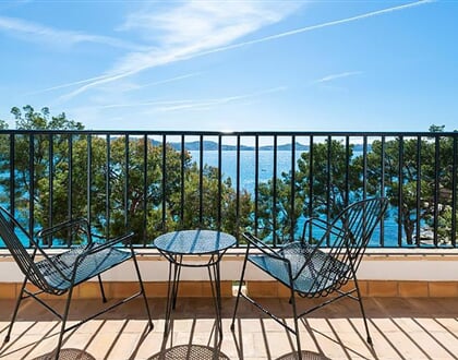 Hotel Cala Fornells Petit: fotografie vybavení exteriérů a interiérů ubytování.