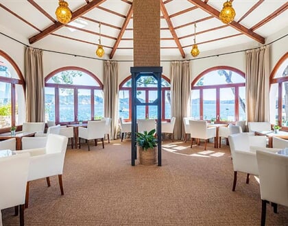 Hotel Cala Fornells Petit: fotografie vybavení exteriérů a interiérů ubytování.