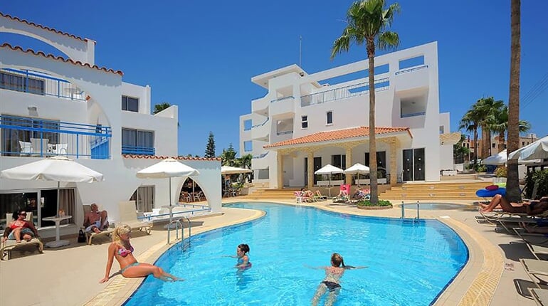 Aparthotel Petrosana: fotografie vybavení exteriérů a interiérů ubytování.