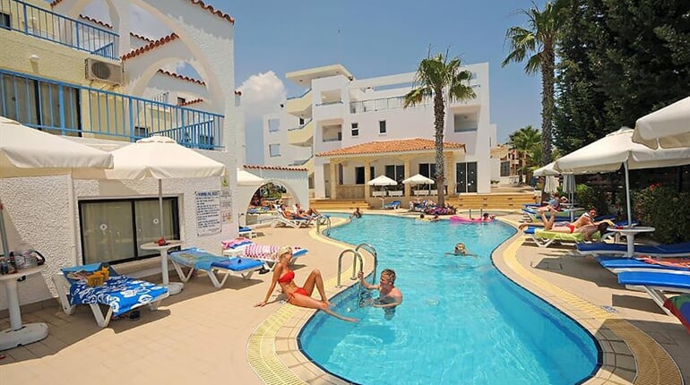 Aparthotel Petrosana: fotografie vybavení exteriérů a interiérů ubytování.