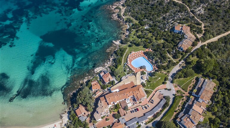 Letecký pohled na hotel, Baja Sardinia, Sardinie