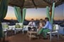 Bar u bazénu při západu slunce, Baja Sardinia, Sardinie