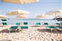 Pláž u hotelu, Baja Sardinia, Sardinie