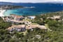 Letecký pohled na hotel, Baja Sardinia, Sardinie