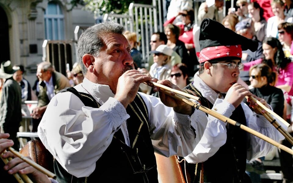 Muzikanti hrající na dechový nástroj launeddas, Cagliari, Sardinie