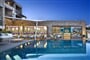 Večerní pohled na bazén, Cannigione, Sardinie