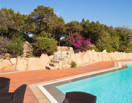 Posezení u bazénu, Porto Cervo, Sardinie