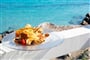 Restaurace na pláži - ukázka menu, Porto Cervo, Sardinie