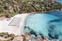 Pláž v zátoce Cala Granu, Porto Cervo, Sardinie